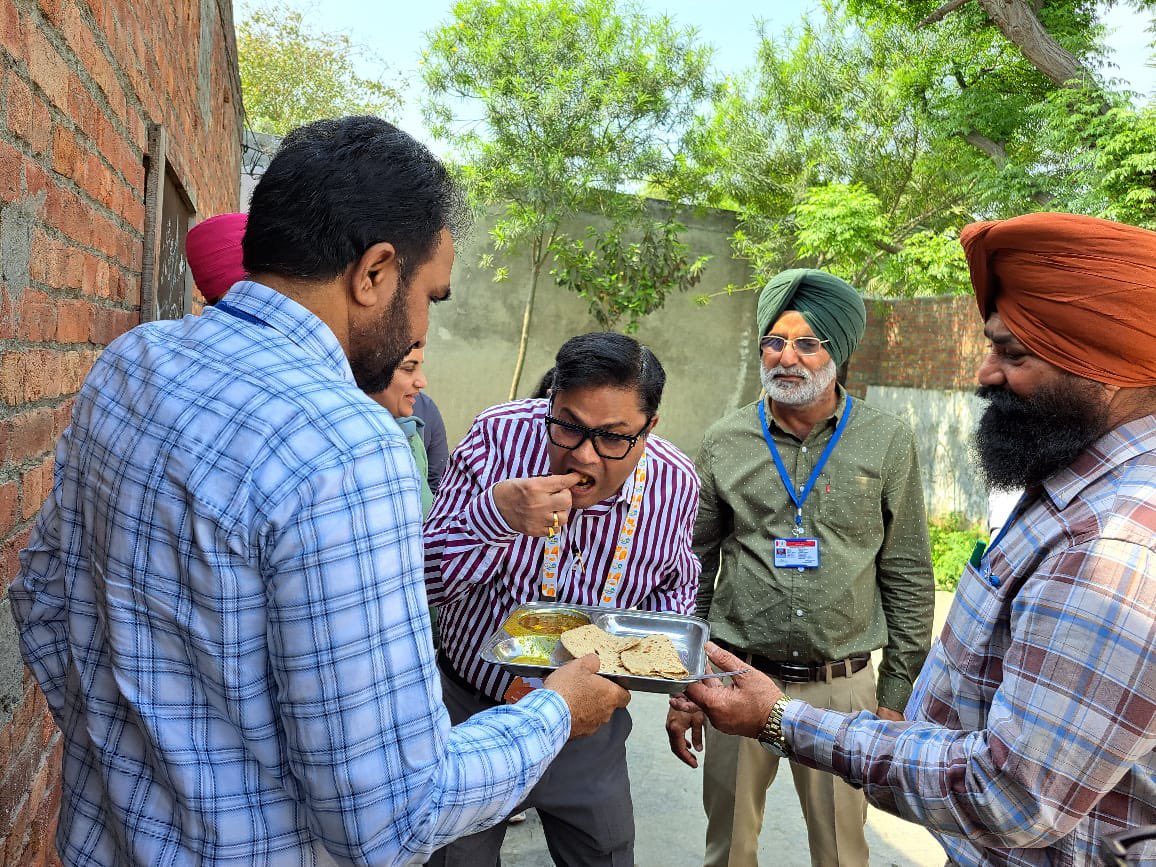 sanjayjavin's tweet photo. on the sidelines of G20 meet-visited govt. elementary smart school,maqboolpura,amritsar this afternoon along with jaspreet talwar,principal secretary,education,punjab and archana sharma,js @EduMinOfIndia .tasted mid day meal comprising of roti and aloo-chana.#happyexperience https://t.co/fXdvQqWZz2