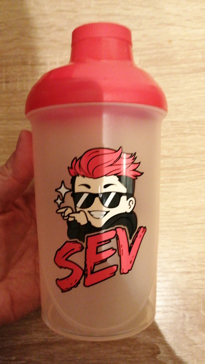 BelladonnaCat's tweet photo. @SevOnTW @malternativ Hab mir den kleinen Fifi bestellt, dann hab ich mal einen Becher zum wechseln. 😁 Und auf den Geschmack von Dark Cherry bin ich echt gespannt... 🍒 #TeamSev #SorryMalternativ 😘 https://t.co/T0JfkdoijS