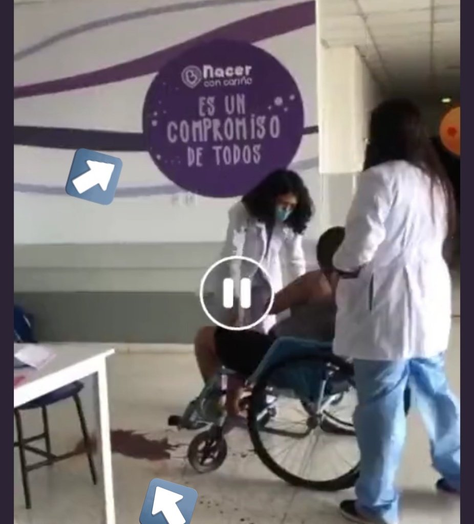 AquinoFjr's tweet photo. #TristeHistoria: en la 1era FOTO una ciudadana comun dando a luz a su bebé en la Sala de espera en un hospital publico. Con el slogan de Fondo "Nacer con cariño, es compromiso de todos". 

La FOTO de a lado un diputado cargando a su bebé, que acaba de nacer con cariño en un hospital privado. Si esto no es corrupción, no se que sea.👇