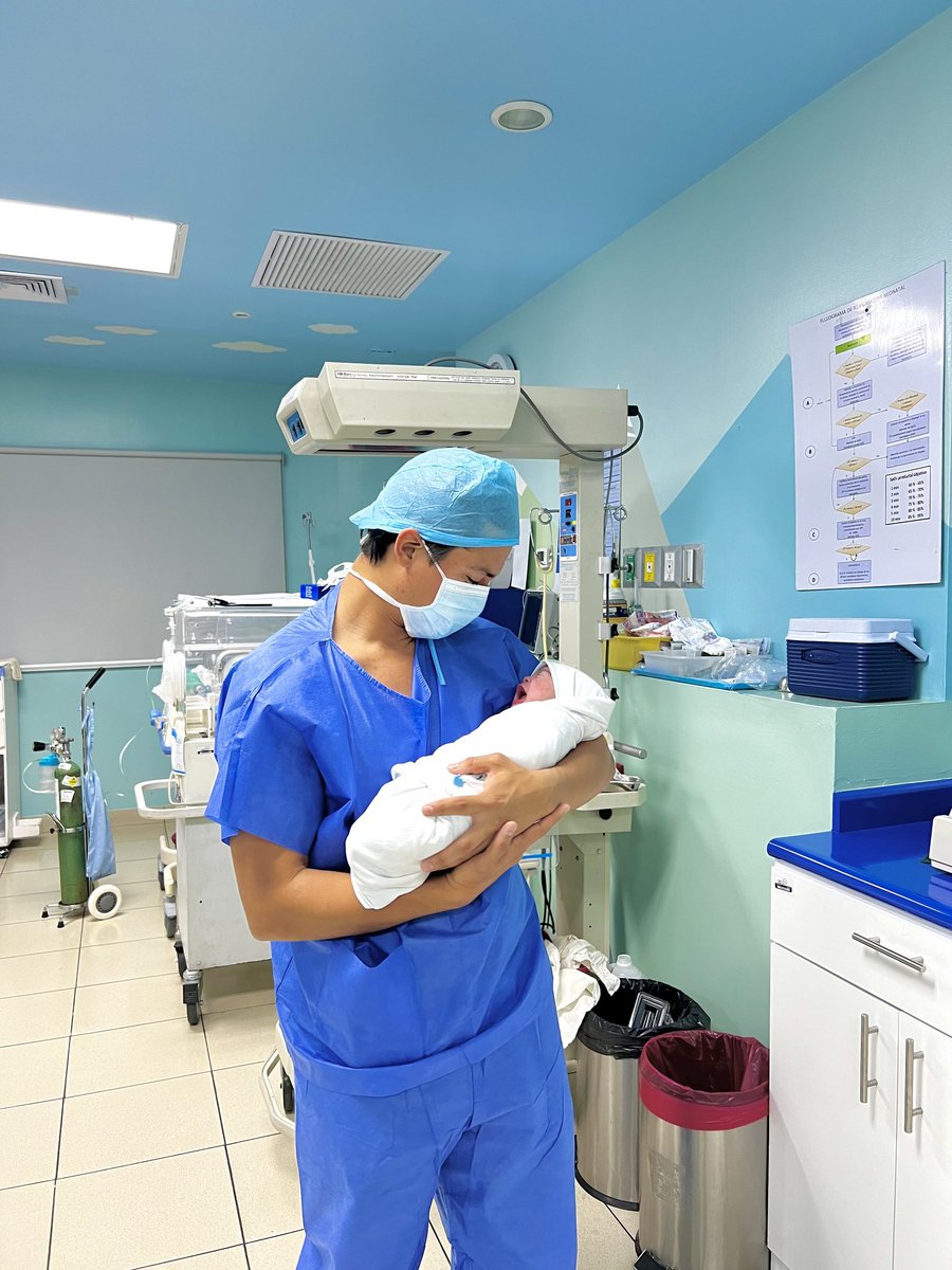 AquinoFjr's tweet photo. #TristeHistoria: en la 1era FOTO una ciudadana comun dando a luz a su bebé en la Sala de espera en un hospital publico. Con el slogan de Fondo "Nacer con cariño, es compromiso de todos". 

La FOTO de a lado un diputado cargando a su bebé, que acaba de nacer con cariño en un hospital privado. Si esto no es corrupción, no se que sea.👇