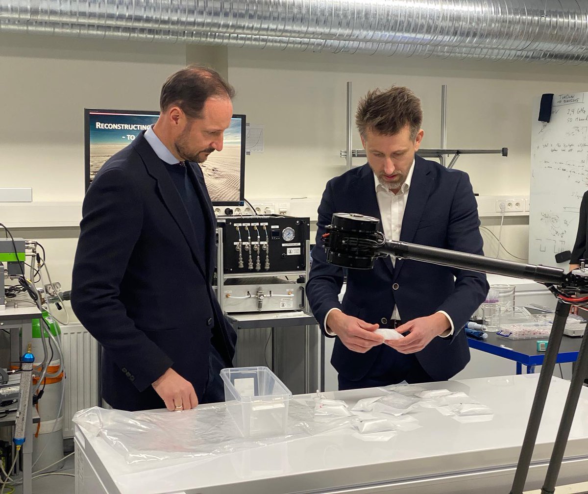 Artig å se at HKH Kronprins Haakon følger opp ekspedisjonen vår til Eastgrip på Grønland med å besøke Bjerknessenteret der prøver fra forskningsstasjonen blir analysert. Vi er også glade for at alle de nordiske landene vil vise NRK-serien På tykk is!➡️tv.nrk.no/serie/paa-tykk…