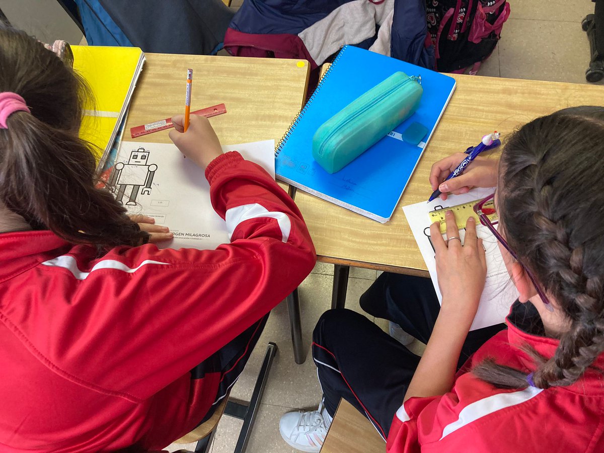 vmh_feye's tweet photo. En 6° de #Primaria han trabajado las escalas como desempeño de su proyecto "IA" creando robots a escala real #vmhFEyE #colegiosFEyE #InteligenciaArtificial #ProyectoDeComprension https://t.co/IbBmP8sI5E