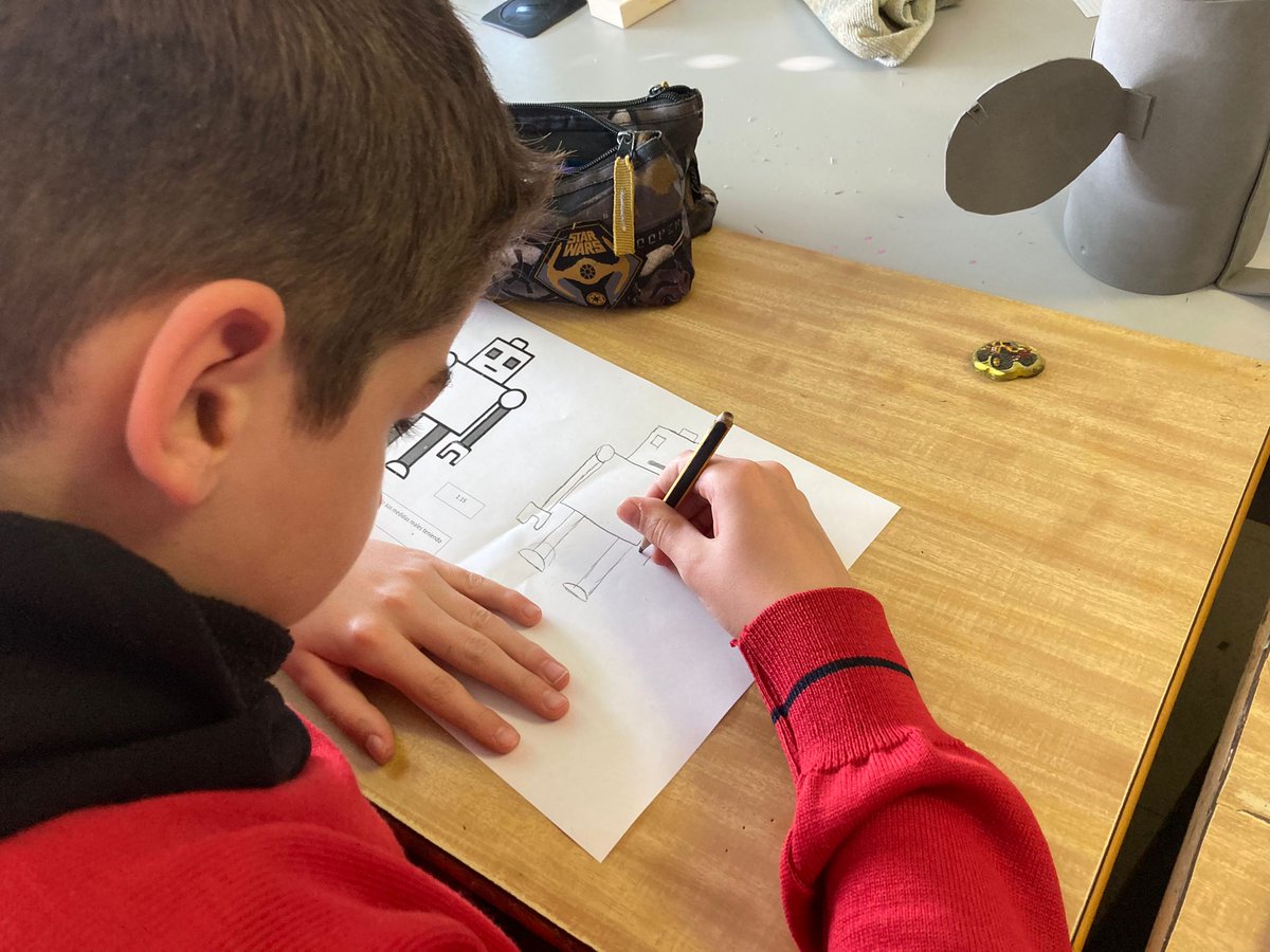 vmh_feye's tweet photo. En 6° de #Primaria han trabajado las escalas como desempeño de su proyecto "IA" creando robots a escala real #vmhFEyE #colegiosFEyE #InteligenciaArtificial #ProyectoDeComprension https://t.co/IbBmP8sI5E