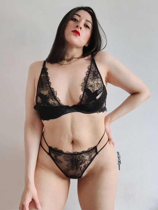 Ella St. Roman’s pics and videos