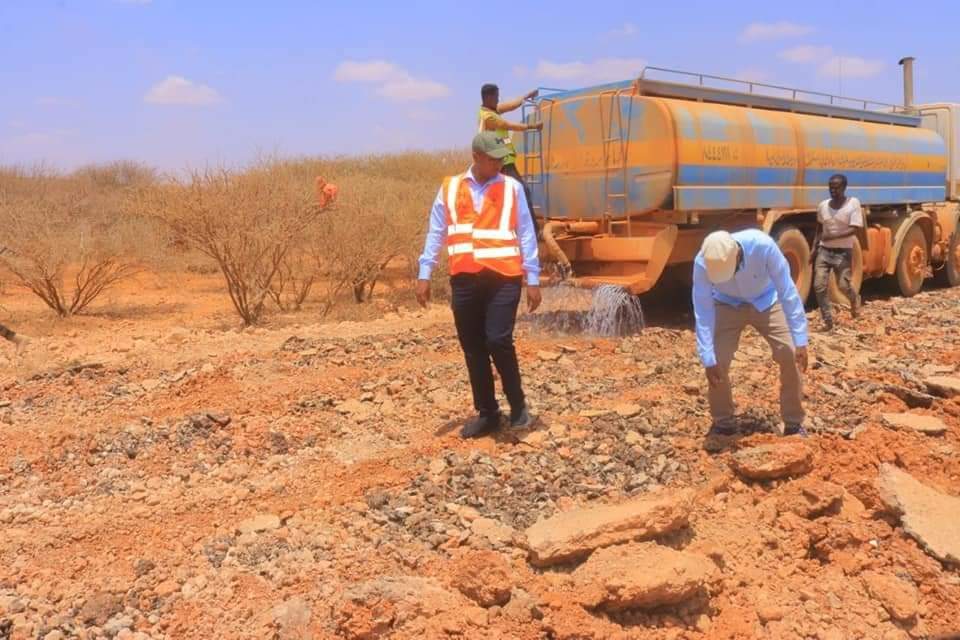 galkacyoonline's tweet photo. hay’adda Waddooyinka Dowladda Puntland, ayaa maanta kormeer ku tagtay wadaada xiriirirasa deegaanka birta-dheer ilaa Xaar-Xaar oo ay ka socoto dayactirka Laamiga dheer.
Ujeedka kormeerkan ayaa in si joogta ah loola socdo shaqada' waxaana burburin lagu sameeyey wadaada #Jalam ilaa Xaar-Xaar oo 11km ah waxaana iska kaashanaya hay’adda wadooyinka Dowladda Puntland iyo shirkada Kebarco wadda Dayac tirka.