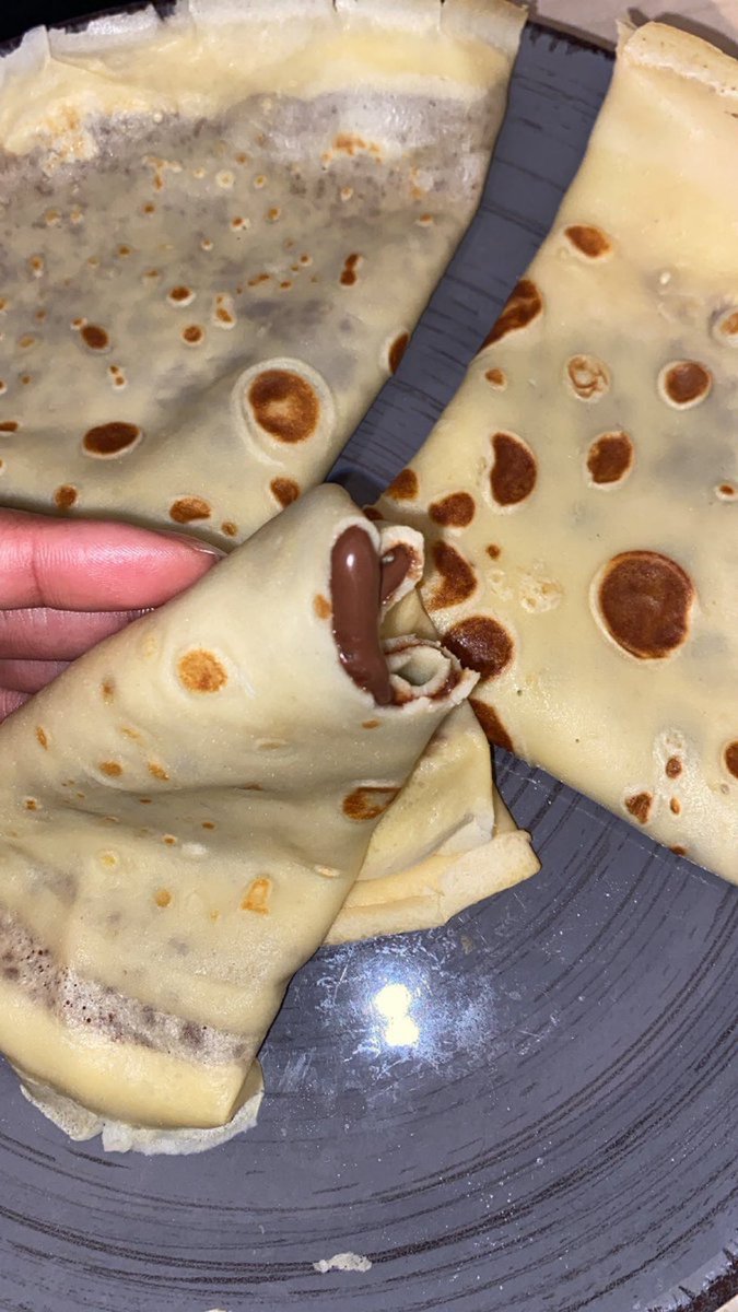 AidelZack's tweet photo. Il n’y a pas un mieux pour le moral que de manger des crêpes au Nutella https://t.co/m9aPPMBIko