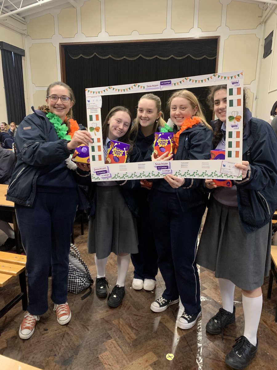 coistemhs's tweet photo. Tráth na gCeist iontach eagraithe ag an gCoiste Gaeilge don 5ú Bliain inniu! Spórt, spraoi ‘is siamsaíocht👏👏👏 @Gaelbhratach10 💜@ManorHseRaheny @lecheiletrust1 💚🤍🧡 #seachtainnagaeilge @SnaGaeilge @Kahoot https://t.co/kvxHGveQCc
