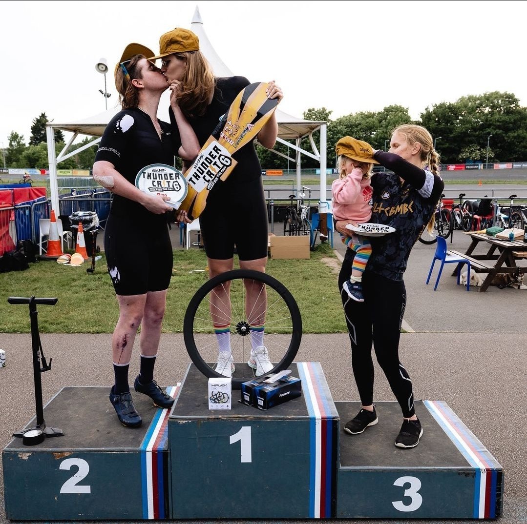EmmaRincon's tweet photo. Esto sucedió en Reino Unido, dos hombres trans celebran besándose tras ganar una competencia de ciclismo femenino.

En tercer lugar la única mujer en el podio con una niña. https://t.co/TZvcwvTgcR
