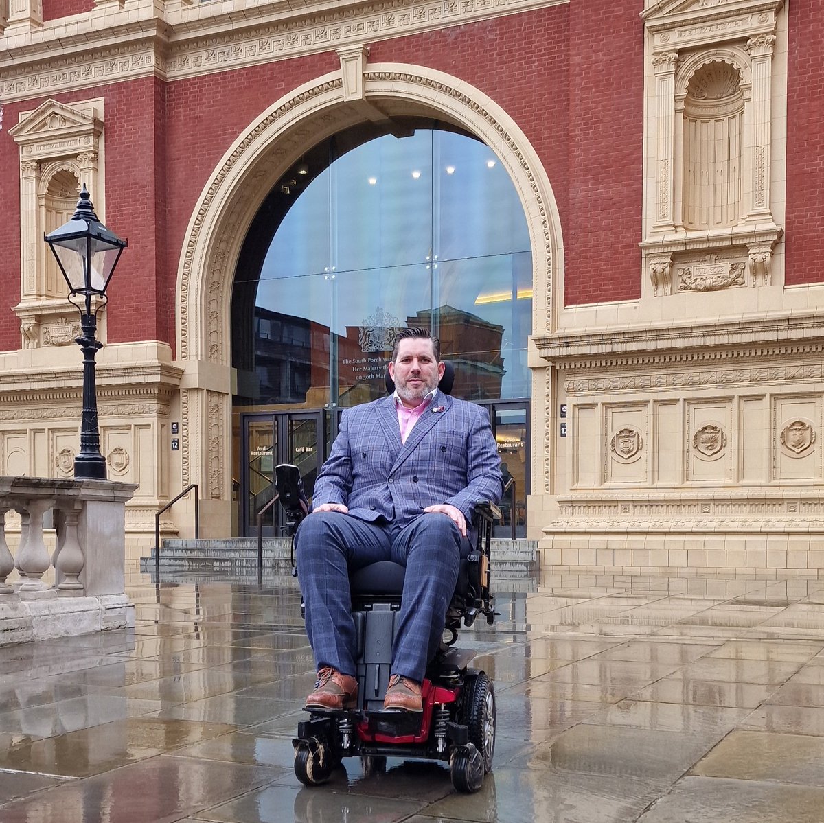 disabledadventr's tweet image. After a really difficult day with pain, I've actually made it, now just waiting for our meet&amp;amp;greet with @mattgoss 🤙
#disabledlife #sharedexperiences #livedexperience #haveago #wheelchairlife #DisabledAdventurer