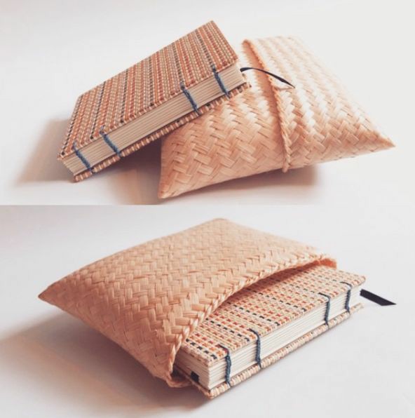 TonyChankan's tweet image. 📚Learn how to make a beautiful journal with easy-to-follow instructions. All our tutorials are beginner-friendly.
🍒Check it out : etsy.com/shop/TheSiamBi…

#tutorial  #BOOKERS #makersguide #DIY #howtoguide #booktutorial #journaltutorial