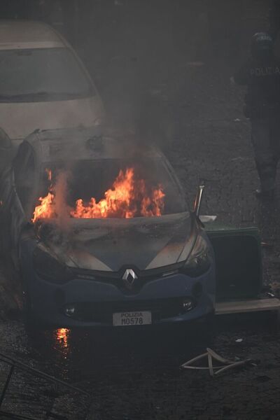 Eintracht Frankfurt taraftarları Napoli'yi karıştırdı, bir polis arabası yakıldı.