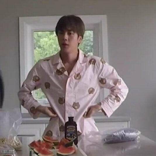 vmincartier's tweet photo. momentos em que o seokjin precisa ser salvo dele mesmo 
- uma thread para rir https://t.co/8cvgqsDXU9