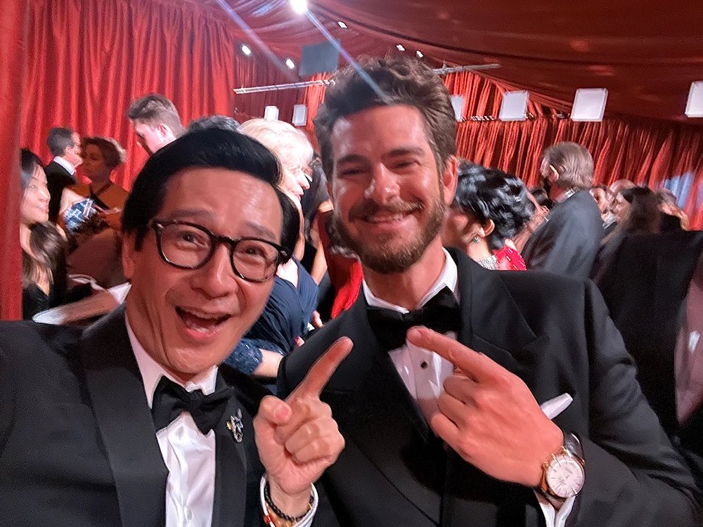 DiscussingFilm on Twitter "Ke Huy Quan’s Oscar selfies with Andrew