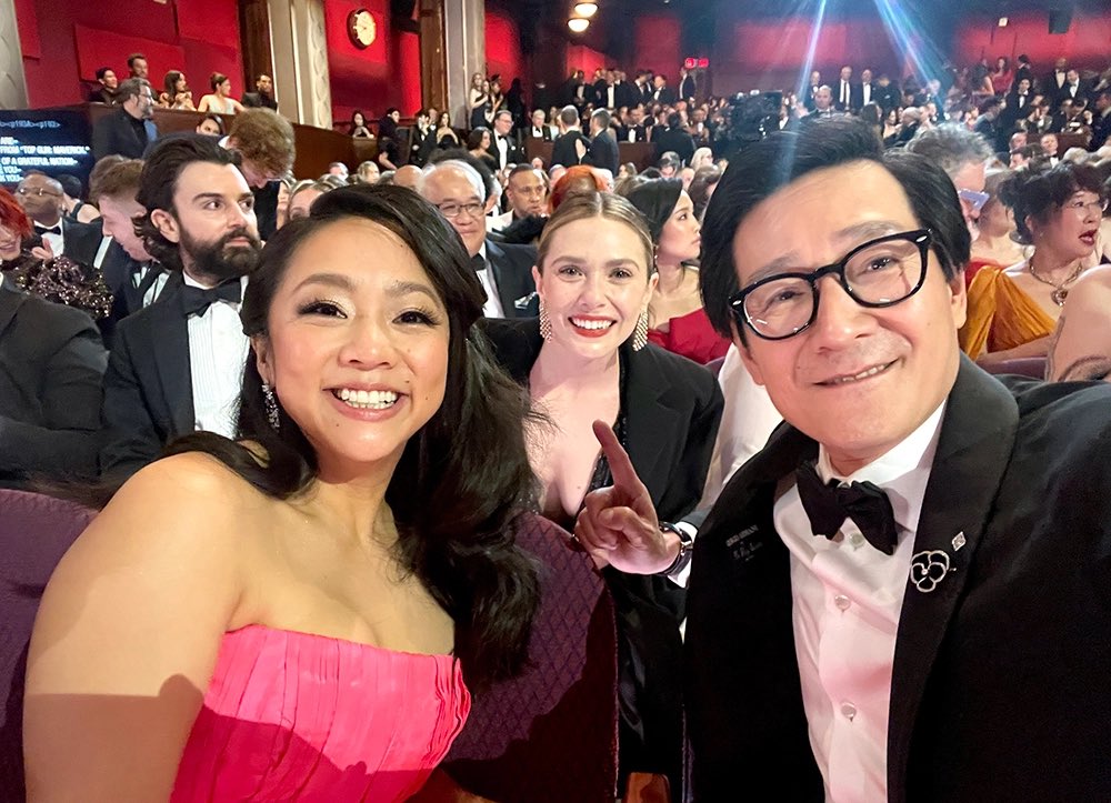 DiscussingFilm on Twitter "Ke Huy Quan’s Oscar selfies with Andrew