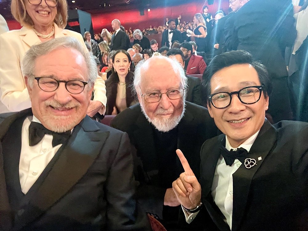 DiscussingFilm on Twitter "Ke Huy Quan’s Oscar selfies with Andrew