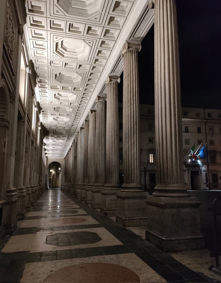 INGFiore2's tweet photo. Adda passà la nottata.
#Edoardo avrebbe detto su questa #Italia alla deriva, governata da una classe politica pericolosa e incapace.
#Roma #PiazzaColonna
Mine 📸 https://t.co/pT4YaaW9xQ