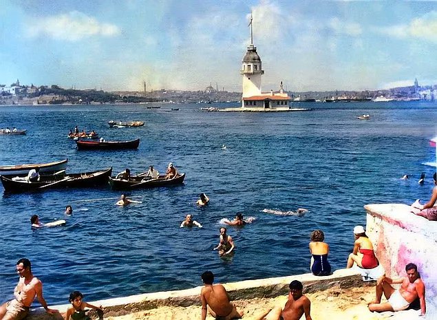 Salacak Plajı'nda denize giren insanlar, İstanbul, 1975.