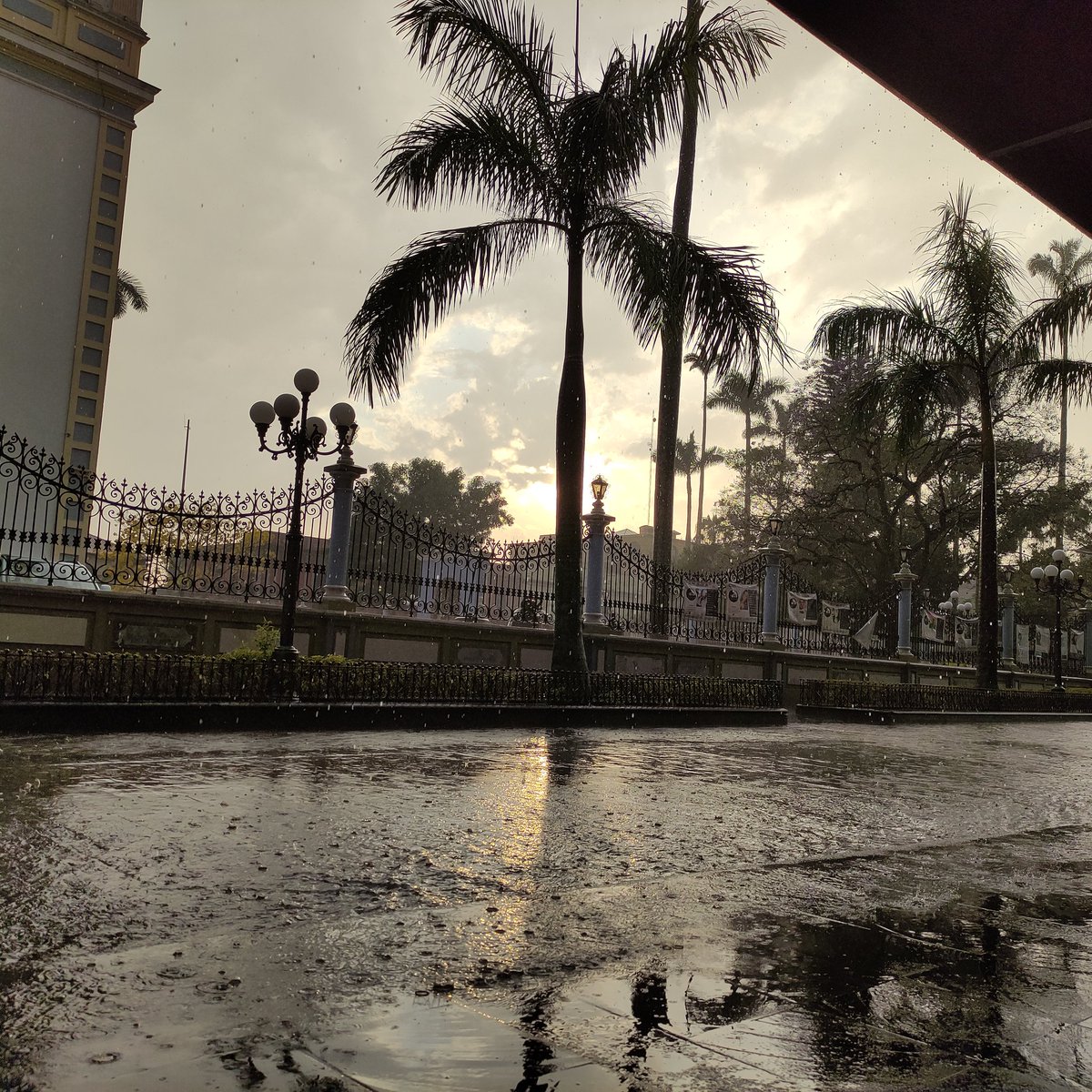 #Cordobeando ando y el sol, entre nubes y lluvia, observando...
#MainVision #PocoX3NFC #TiempoDeFotografía #PhotographyTime #CórdobaVer #Veracruz #México