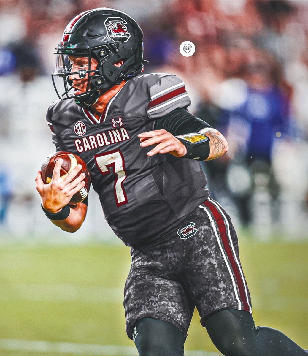 DRobertsMedia's tweet photo. 𝐁𝐀𝐓𝐓𝐋𝐄 𝐆𝐑𝐄𝐘 ⚔️
-
What if South Carolina reimagined their "Battle Grey" uniforms from the 2012 season?
-
✔️ 2022 Black Helmets
✔️ Grey jersey + garnet trimming (white text)
✔️ Digital camo grey pants
-
What are your thoughts on this concept? 👇
-
#GTWeeklyEdit 🐔 https://t.co/aloOFkLfzF