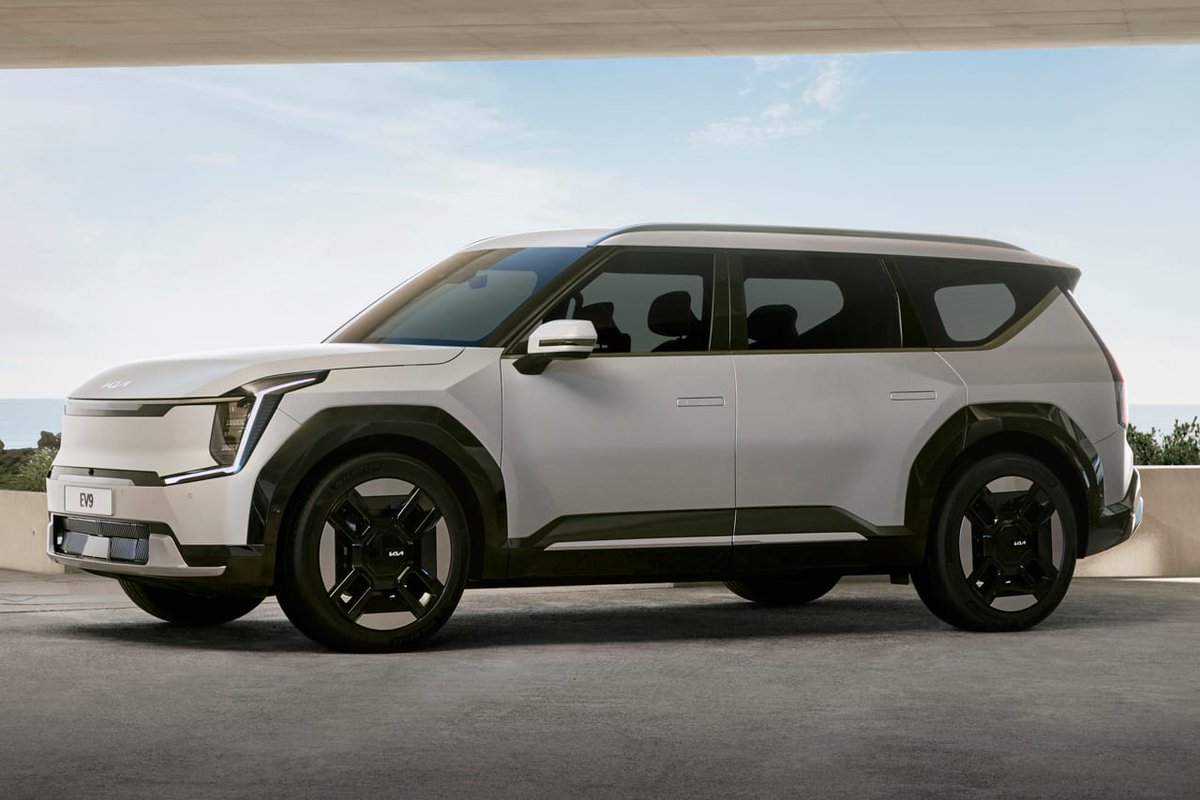 drivenbynd's tweet image. KIA Unveils Its Retro-Futuristic, All-Electric EV9 SUV

Featuring a boxy and clean design, swiveling chairs, and two 12.3” touchscreens : communitybynd.com/2023/03/15/kia… #KiaEV9 #EV9 #TheKiaEV9