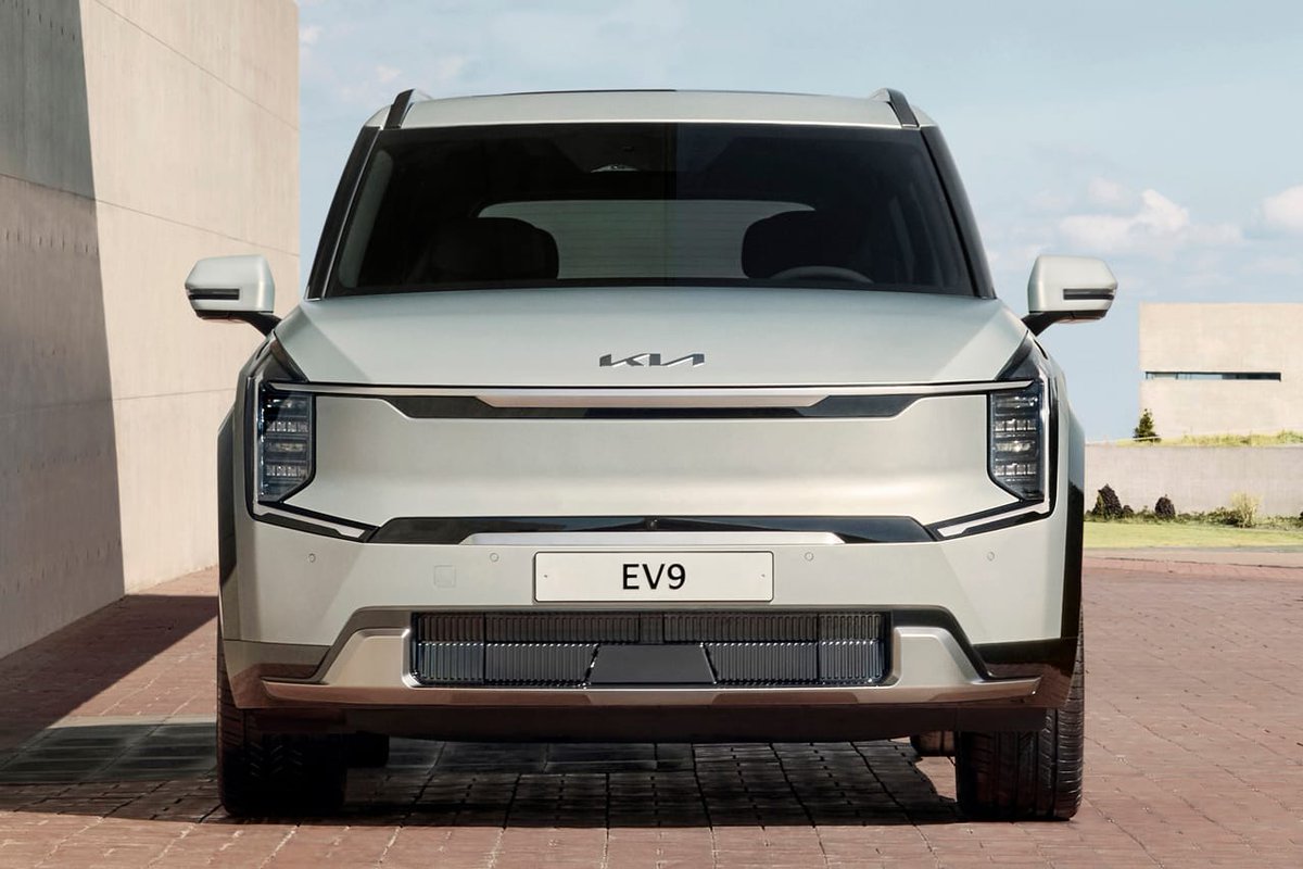 drivenbynd's tweet image. KIA Unveils Its Retro-Futuristic, All-Electric EV9 SUV

Featuring a boxy and clean design, swiveling chairs, and two 12.3” touchscreens : communitybynd.com/2023/03/15/kia… #KiaEV9 #EV9 #TheKiaEV9