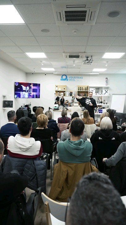 TonyandDany's tweet photo. Resumen de la formación para clientes impartida por @tonyalcazarburgos de @barberiatonyydany en el showroom de @barberlineoriol haciendo una demostración de técnicas barberas y explicando los productos @vassomens y utillaje de #Ragnar!
Una velada super p… https://t.co/dWk0xhJFys https://t.co/Z4S63VE6Rl