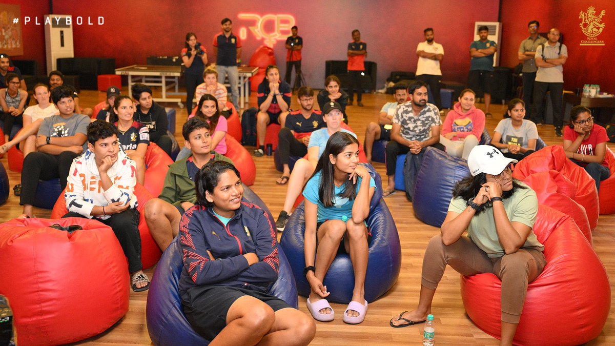 CricCrazyJohns's tweet photo. Virat Kohli talking to RCB players in WPL ahead of today's match. https://t.co/gDYlfbjSL3