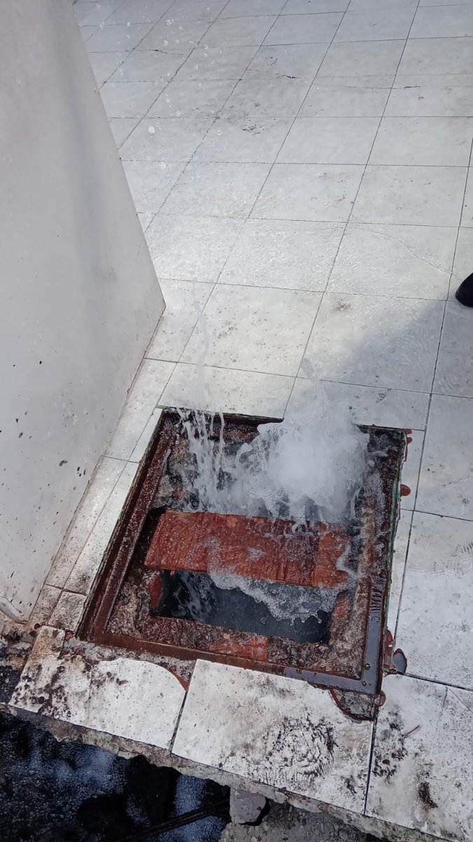 Josspah1's tweet photo. @conagua_mx el pasado fin de semana arreglaron la fuga q había en el edificio 20 del 3er andador de cafetales,  hoy se volvió a abrir pero no hay manera de cerrar la fuga q está muy fuerte y puede llegar a la parte baja del edificio, el desperdicio de agua es demasiado https://t.co/UBEYPQgG1I