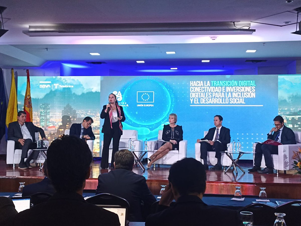 LuzRoCorredor's tweet photo. Muy orgullosa de los estudiantes de Neg Int y economía de la @F_UAMERICA que participan como invitados al IV Foro Unión Europea -Colombia, organizado por @FEuroamerica. @UEenColombia @VaneVieraG @vestager @tridave_r @danilr2107 @MarioPosada2020 @lujapo58 @eduranb @alexpyme https://t.co/pzmeUifc3w