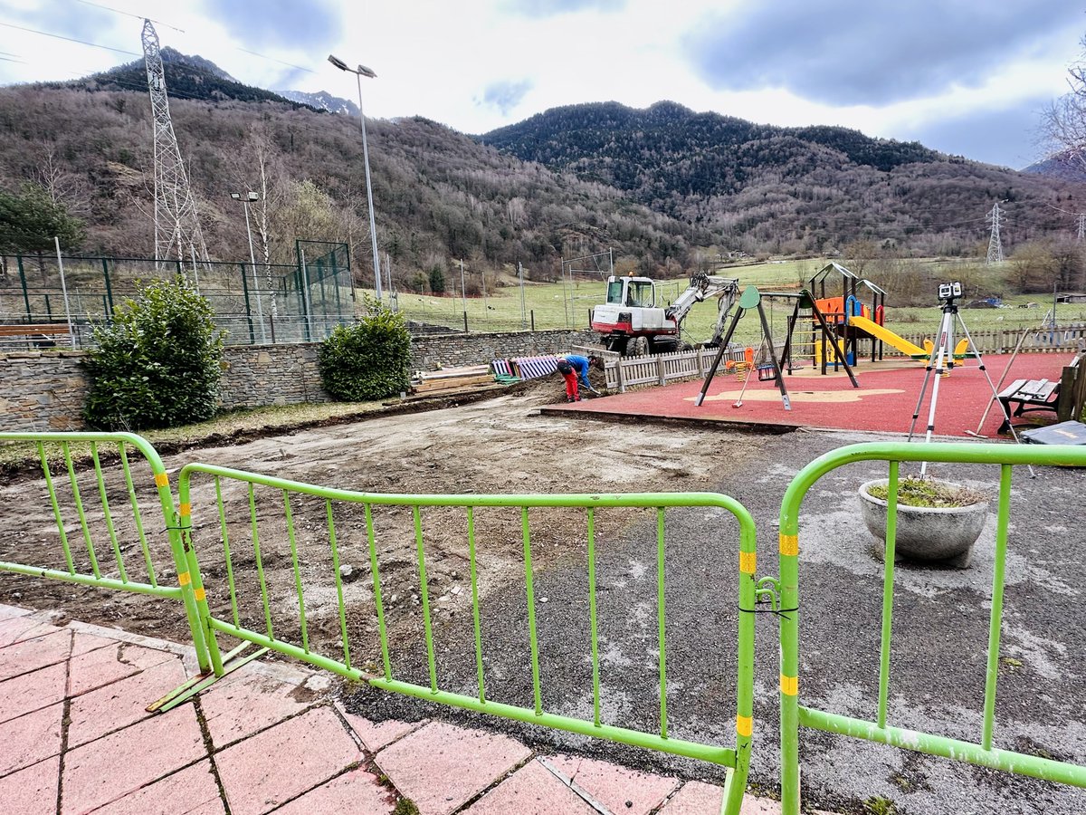 🧒🏻👦🏼 Començam es trabalhs d’adequacion e melhora deth Parc Infantil dera Zòna Esportiva entà un nau paviment de seguretat e un perimètre renauit. 

🚸 Aguesta actuacion mos a de perméter acuélher un nau espaci de léser exterior entath Centre de Supòrt Familiar e ampliar er airau.