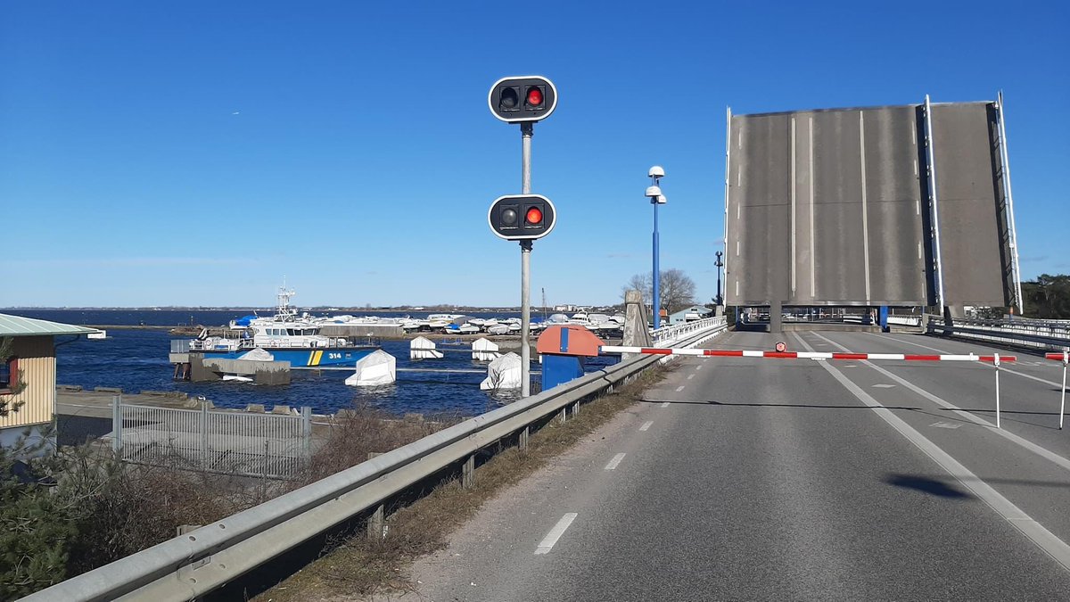jannickep74's tweet photo. Energi idag ☀️❤️😅
Onsdag och ledig från jobb 🙏🏼
Putsat fönsterna ✔️
Handlat ✔️
Tvättat ✔️
Lång promenad ✔️
Lagat mat ✔️
Ett vårtecken här nere är broöppningen, så idag är det officiellt vår på Näset 🌿☀️🌷
#tacksam #mindag #vårkänslor
#höllviken ❤️ https://t.co/eZjconKI3z