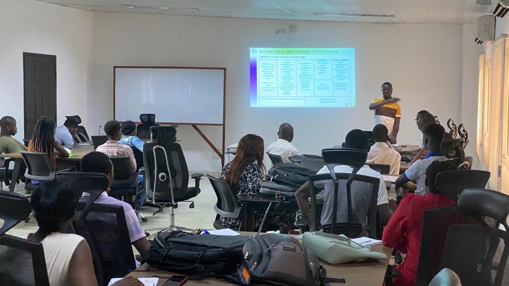 RY_Konan's tweet photo. Agréable moment de formation avec les  start-ups de l'incubateur de l'Université Virtuelle de Côte d'Ivoire (UVCI) sur les méthodes agiles en entreprise. https://t.co/qv3c2F8cHp
