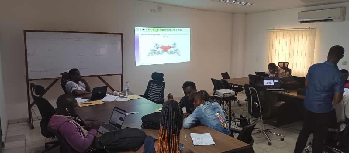 RY_Konan's tweet photo. Agréable moment de formation avec les  start-ups de l'incubateur de l'Université Virtuelle de Côte d'Ivoire (UVCI) sur les méthodes agiles en entreprise. https://t.co/qv3c2F8cHp