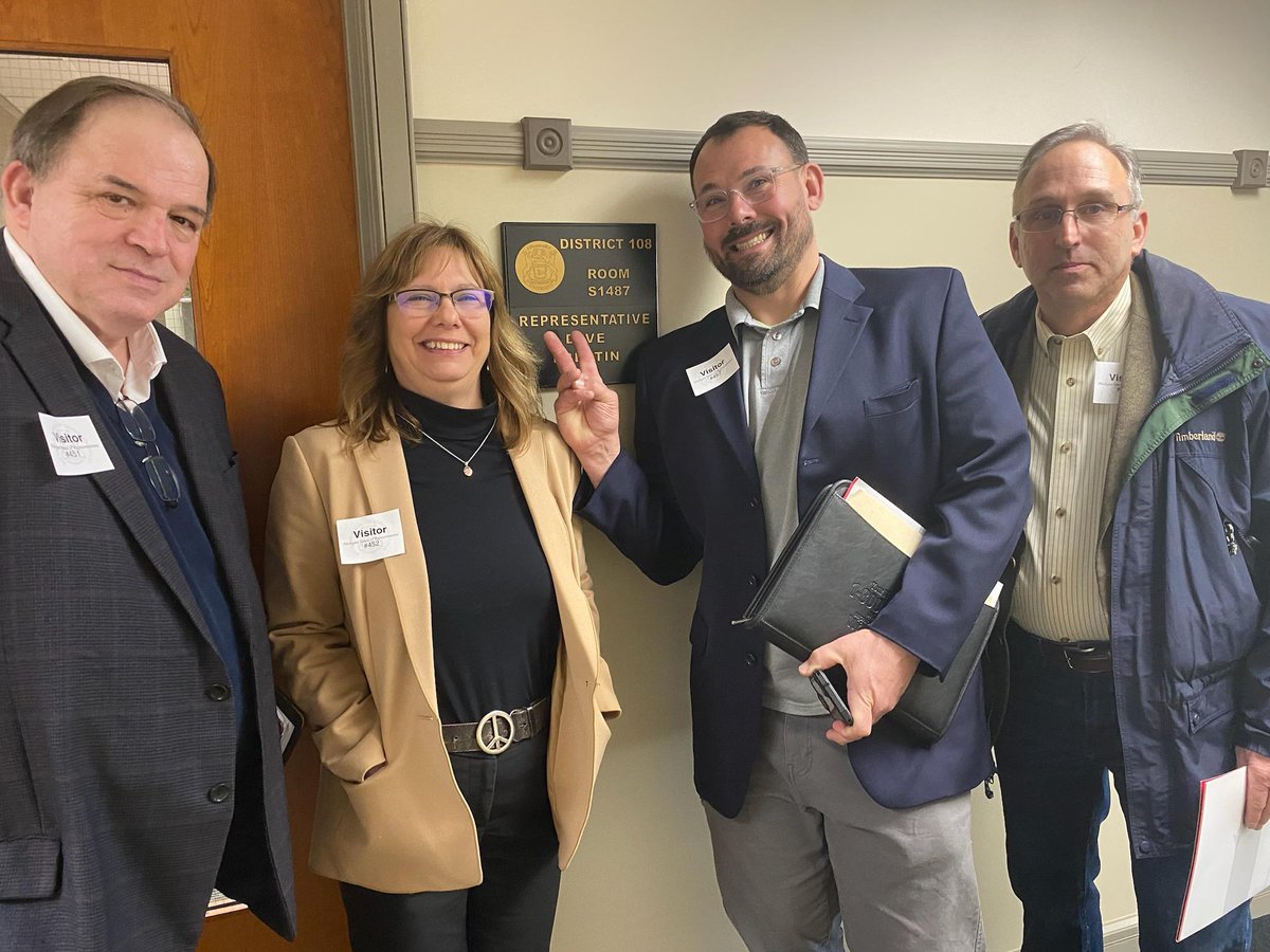 UPMichiganWorks's tweet image. Our CEO, Debb, paid a visit to Lansing for #LegislativeDay! ✌️ The work she's doing downstate will help all Yoopers #GetReadyToWin 🏆

#MIWorks
