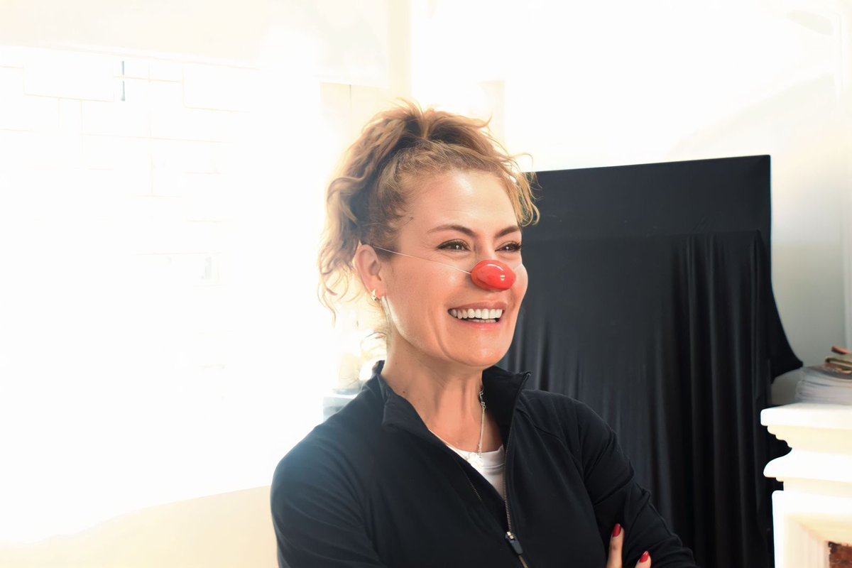 Hoy nos acompañó la actriz @KatherineVlez , a llevar sonrisas y momentos mágicos a los pacientes del Hospital San Jose Infantil. 💖🔴 #doctoraclown #terapiadelarisa #niñoshospitalizados