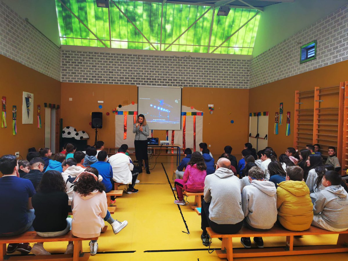mirianperaltag's tweet photo. Hoy me han invitado al colegio Casal Carrillo. Les he hablado de periodismo, de carnaval y de televisión. Y nos hemos marcado un taller exprés de reporterismo. Qué experiencia tan bonita. Y qué regalo me han dado. ¡Mamá, que salgo en el periódico del cole!  💜 https://t.co/J5aMGbBjtw