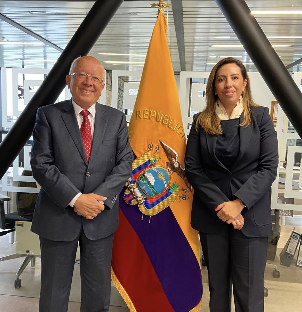EmbajadaEcuCOL's tweet photo. Fructífera reunión de trabajo entre el embajador @GonzaloOrtizEc y la directora de la Oficina Comercial del Ecuador en Bogotá #ProEcuador. Se fortalecerán las acciones para incrementar las exportaciones ecuatorianas en 🇨🇴 y para atraer inversiones al 🇪🇨. https://t.co/6uqWZLXNaq
