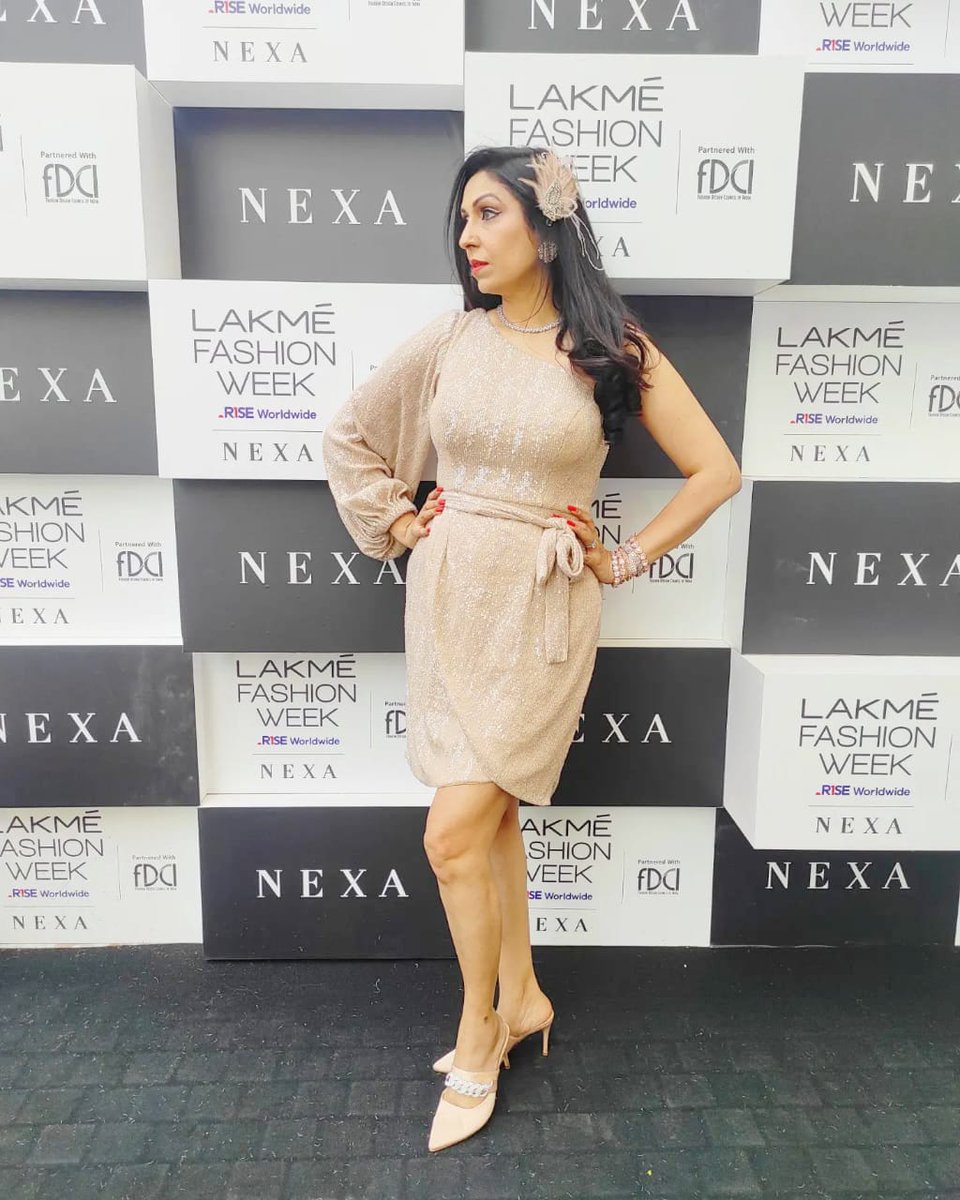 Unapolo34776369's tweet photo. Day 2 @LakmeFashionWk .. @PoojaMisraProd was rather burlesque @bazaarindia @tlj_magazine @lofficielindia @elleindia @vougeindia @cosmoindia @savvy @newwoman @femina @verve @womensera @graziaindia @gqmagazine @fhmindia @marieclaire @Anaita_Adajania @anuradhamahindra https://t.co/PX48e1HB6J
