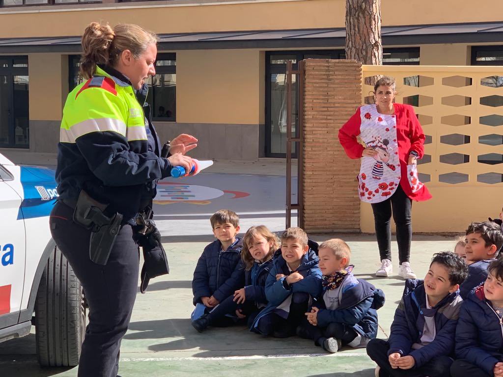 MareMolas_Reus's tweet image. Ahir els nens i nenes d’I5 vam tenir la sort que ens visités a l’escola una mosso d’esquadra a explicar el seu ofici. Ens ho hem passat molt bé fent de mossos!! #totsjuntsfemescola