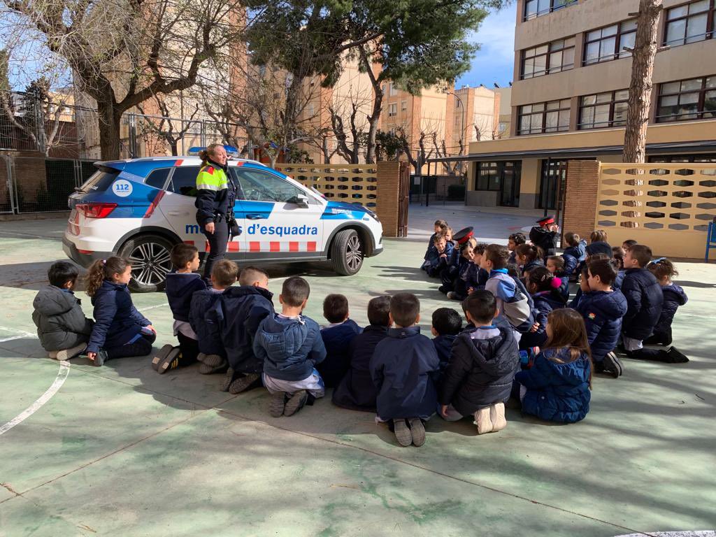 MareMolas_Reus's tweet image. Ahir els nens i nenes d’I5 vam tenir la sort que ens visités a l’escola una mosso d’esquadra a explicar el seu ofici. Ens ho hem passat molt bé fent de mossos!! #totsjuntsfemescola