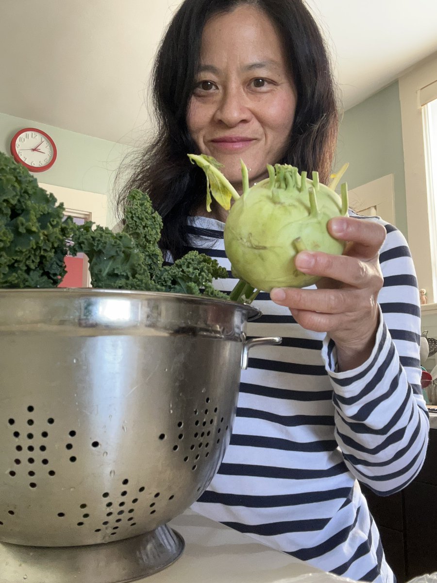 spiceboxtravels's tweet photo. Can you name this veg?
Was shopping for #thrivekitchenathome @KPSanFrancisco when a man started talking to me in Cantonese. I told him that I couldn’t understand, but he was undeterred. I made out 2 phrases, “tastes good” & “good for cholesterol.”
#foodismedicine is universal! https://t.co/BzTDOcwQgG
