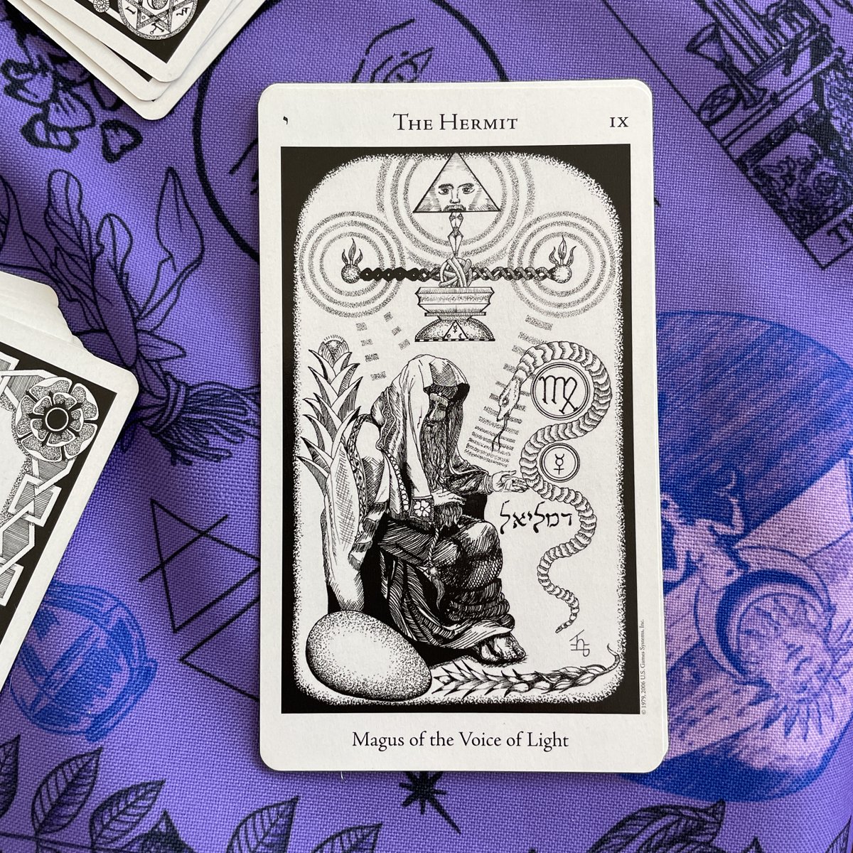 astrserpentaire's tweet photo. Rechercher la sagesse est un voyage personnel et intérieur. L'Arcane du Tarot, L'Hermite, nous rappelle que lorsque nous prenons le temps de chercher à l’intérieur de nous-mêmes, des réponses apparaissent. #Tarot #Hermite #Sagesse https://t.co/xiI1i5uD6E