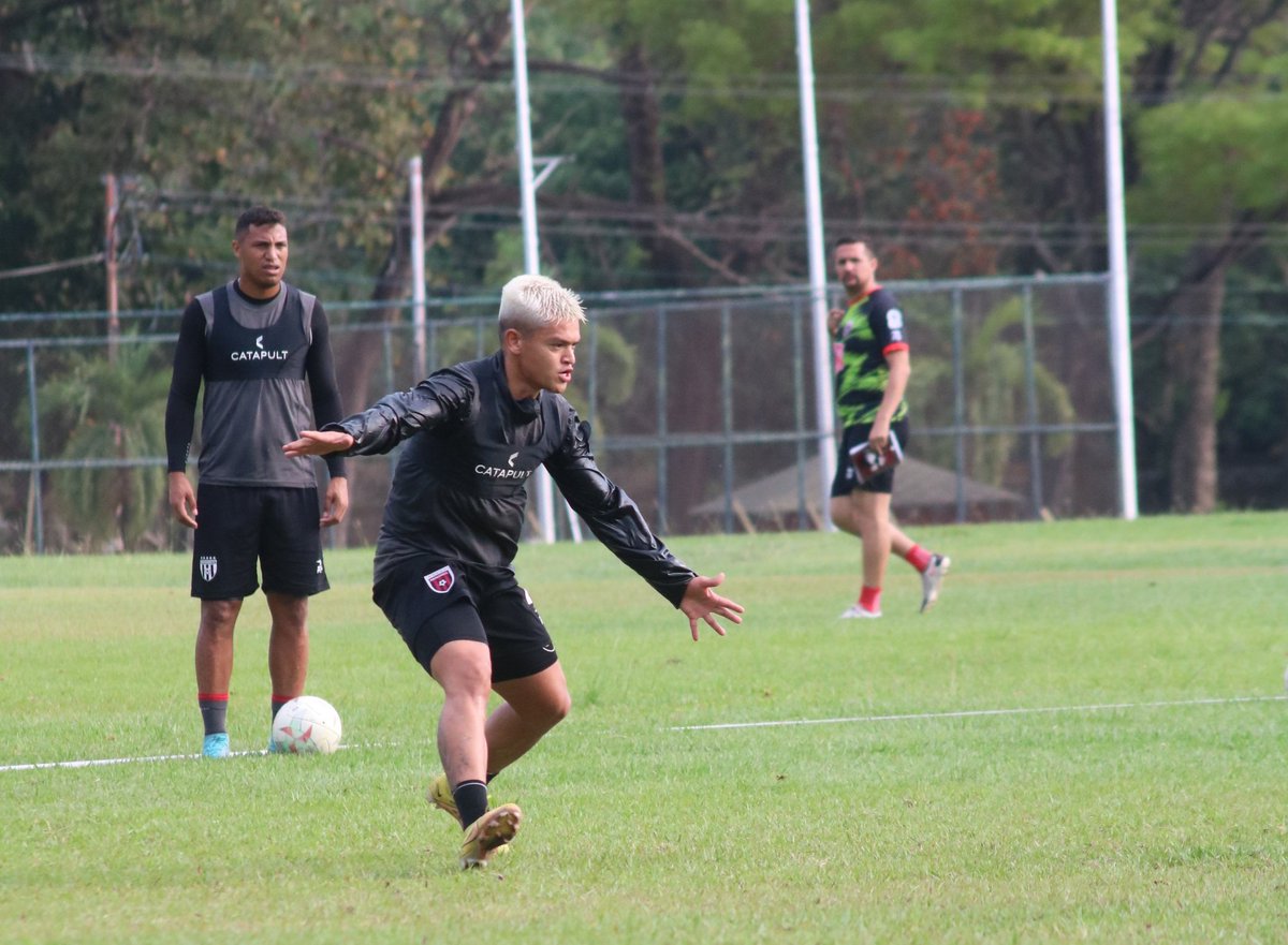 Portuguesa_FC's tweet photo. 👌🏻😎 La intensidad ideal para defender. https://t.co/DdOgaDHTHR