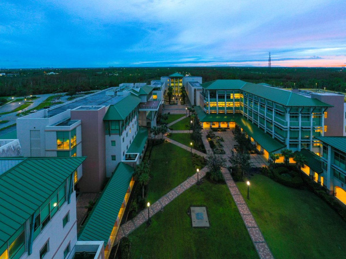 fgcu's tweet photo. Have a great night, #Eagles!🌙 #FGCUsunset https://t.co/1erbs9y7Jj