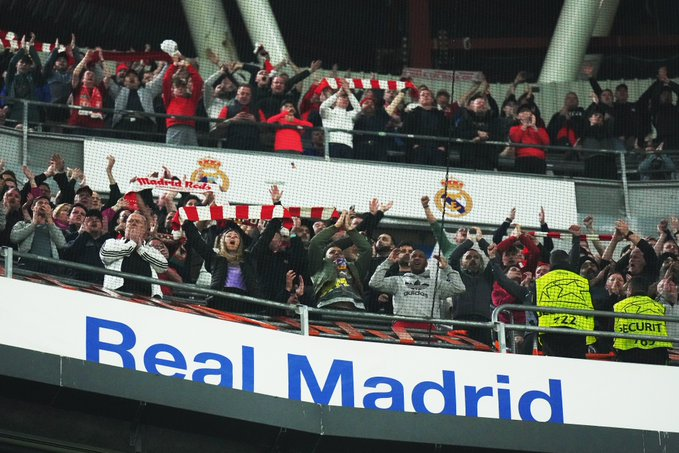 Cr7stianismo_'s tweet photo. Por megafonía del Bernabéu sonó hoy el himno del Liverpool.

En Anfield, el Liverpool le hizo un homenaje precioso a Amancio. 

La afición del Liverpool aplaudió a los jugadores del Real Madrid.

La afición del Real Madrid cantó Liverpool, Liverpool.

Grandeza reconoce grandeza. https://t.co/efxF0XnDwz