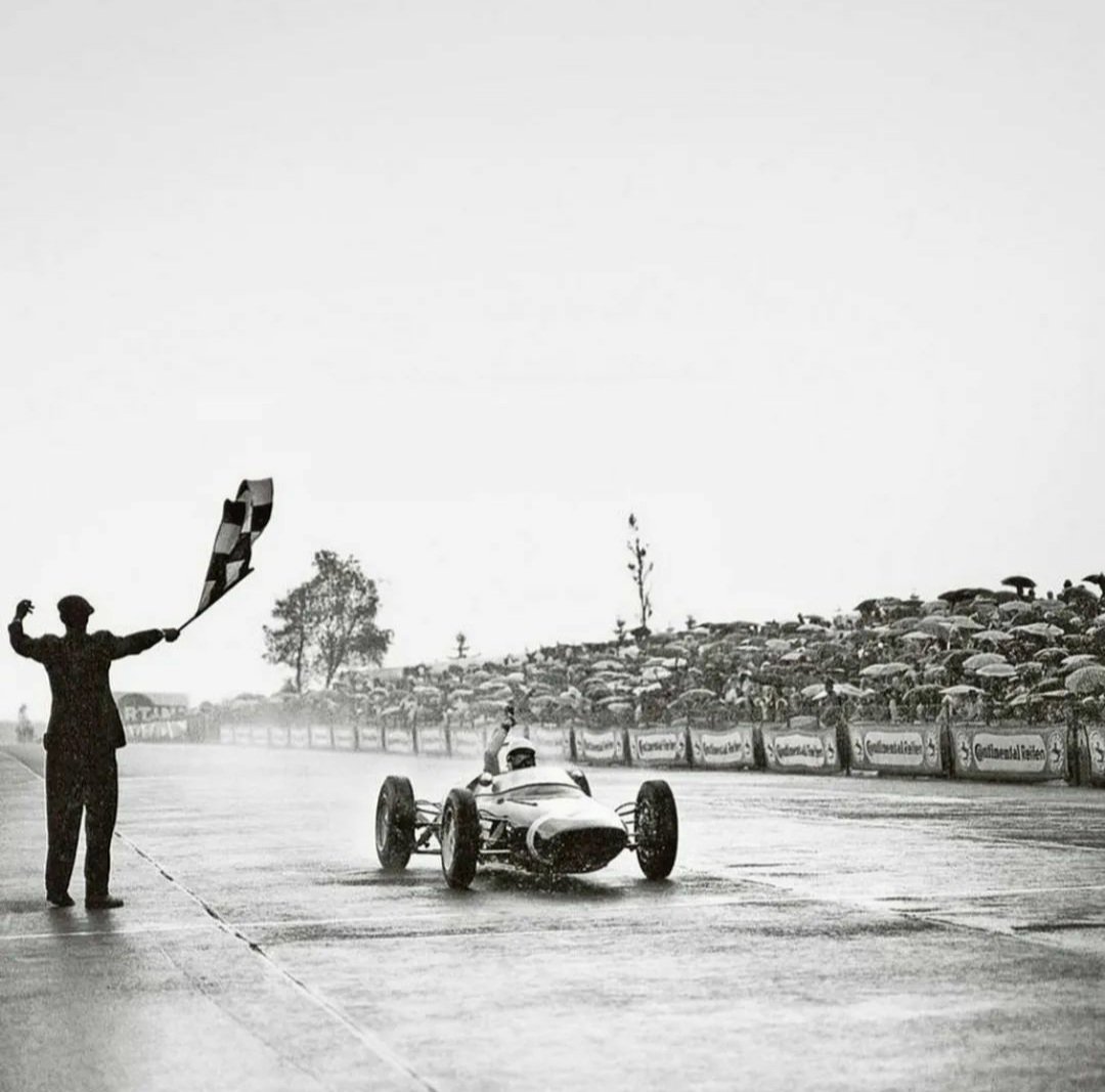 riders_of_speed's tweet photo. Stirling Moss's last win in Formula One was at the 1961 German GP (1961 European GP)
Winner: Stirling Moss
Pole position: Phil Hill
Fast lap: Phil Hill
#formulaone #formulaonegp #F1 #f1retro #f1classic #stirlingmoss https://t.co/3Ayy8HA9Vx