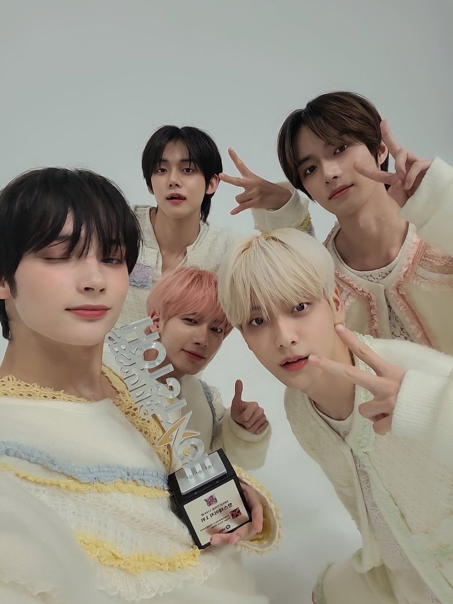 Zzzlvssoobin's tweet photo. They took everything out of context, bad translation, harming the boys. Everything out of place. Even as the one who drafted the text, he used an offensive word against Kai?? And even he is mixed too.
TXT deserves better than that!
#TXTISTXT
#GQ_RESPECT_TXT
#GQ_apologize_to_TXT https://t.co/fLVKFnlr1L