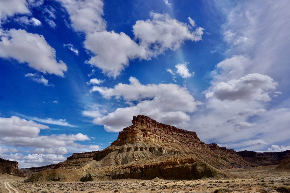 stratigraphix's tweet photo. The outcrops that keep on giving - final day of fieldwork in the Book Cliffs before I head back and prepare for 10 days of deepwater outcrops looking at the Jackfork Group in Arkansas with Dr. Leslie Wood.
#BookCliffsFieldTrips #BookCliffs #Siliciclastics #Sedimentology #Geology https://t.co/EFKu8jBzmR