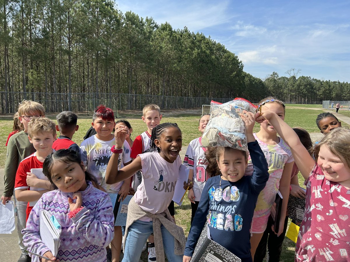 mscastagner's tweet photo. These Huskies LOVED cleaning up our school community! To kick off our Pollution Unit , these kiddos went above and beyond picking up pollutants on campus. So proud of their hard work and dedication to keeping our school grounds clean ❤️🐾 https://t.co/buK0WxxJN1