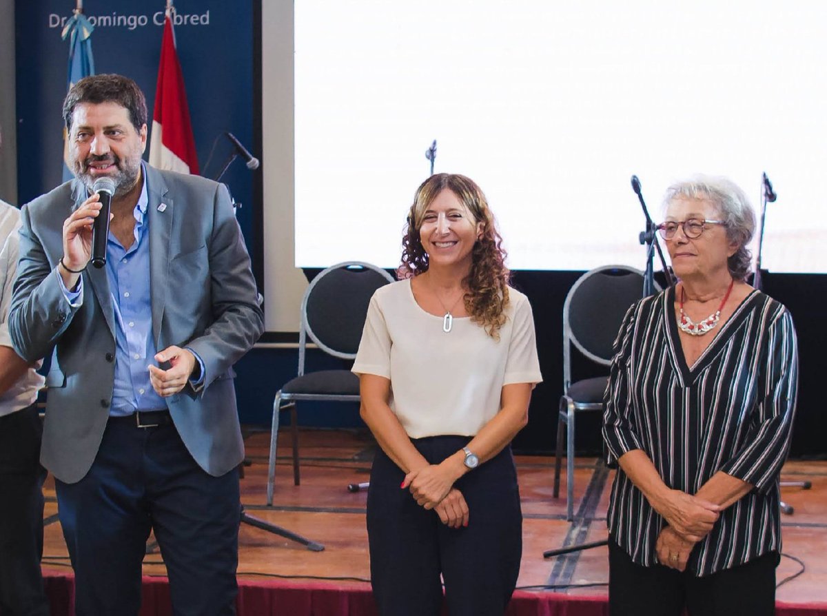 LauraJureCba's tweet photo. Más de 170 trabajadores y trabajadoras de la #EconomíaPopular se egresaron de las Diplomaturas en Promoción Sociocomunitaria de Cuidados Integrales y en Promoción de la Economía Popular. 🙌🏽 #Hacemos https://t.co/pg8TDhgSJ6
